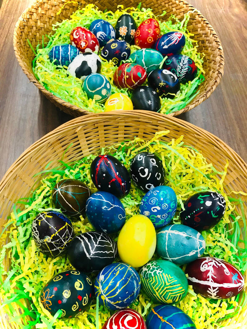 32368818_web1_230409-WLT-EasterEggmaking-TatlaSchool-_8