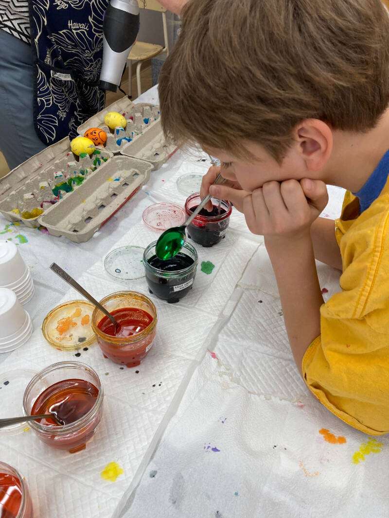 32368818_web1_230409-WLT-EasterEggmaking-TatlaSchool_11