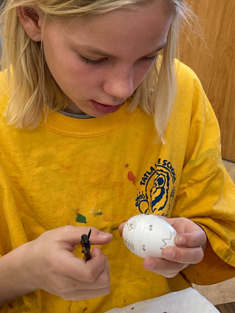 32368818_web1_230409-WLT-EasterEggmaking-TatlaSchool_12