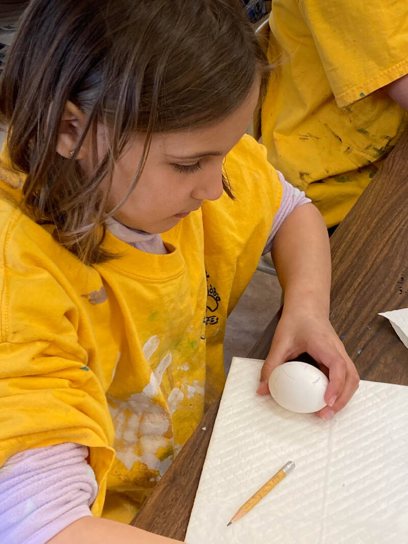 32368818_web1_230409-WLT-EasterEggmaking-TatlaSchool_14