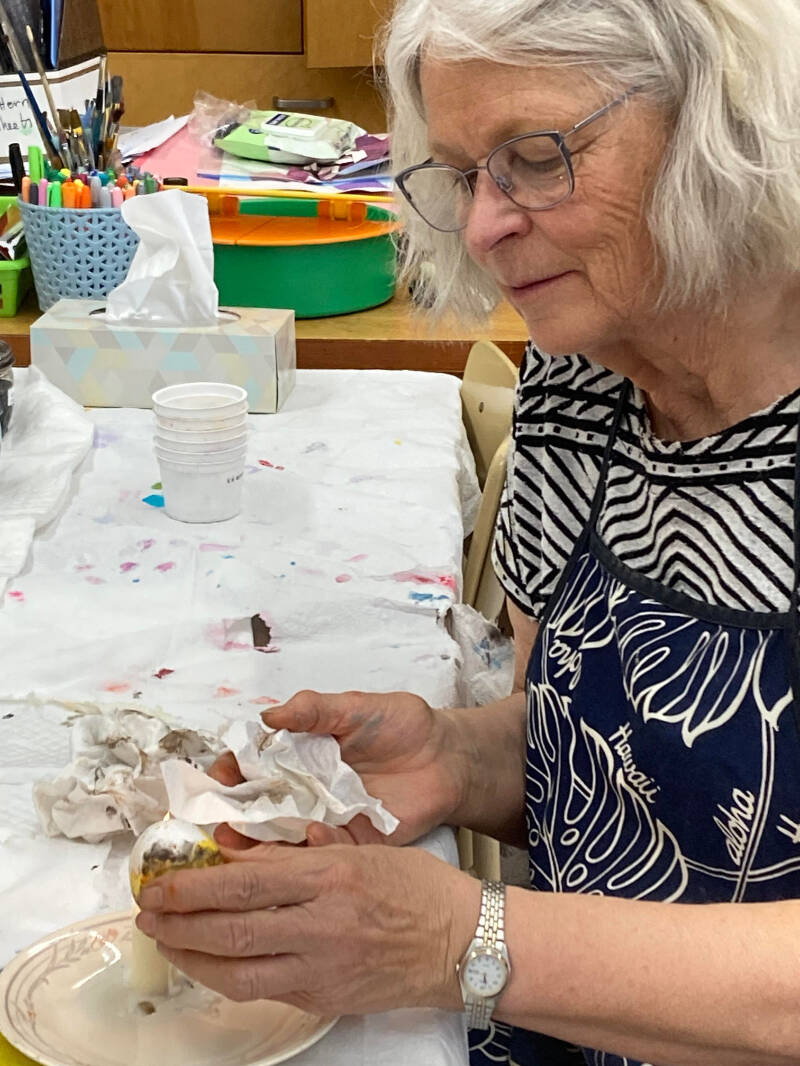 32368818_web1_230409-WLT-EasterEggmaking-TatlaSchool_4