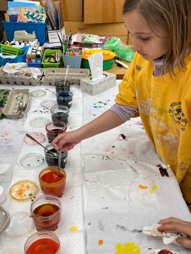32368818_web1_230409-WLT-EasterEggmaking-TatlaSchool_8