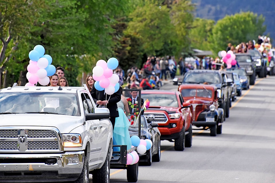32496353_web1_180608-WLT-Dry-Grad-parade_29