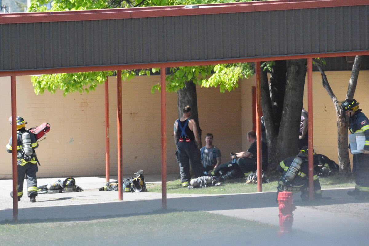 32721084_web1_230518-WLT-columneetza-fire_2
