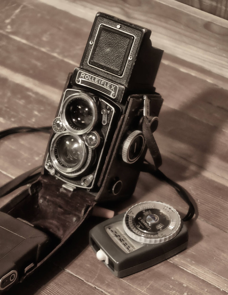 33792436_web1_Rolleiflex--meter