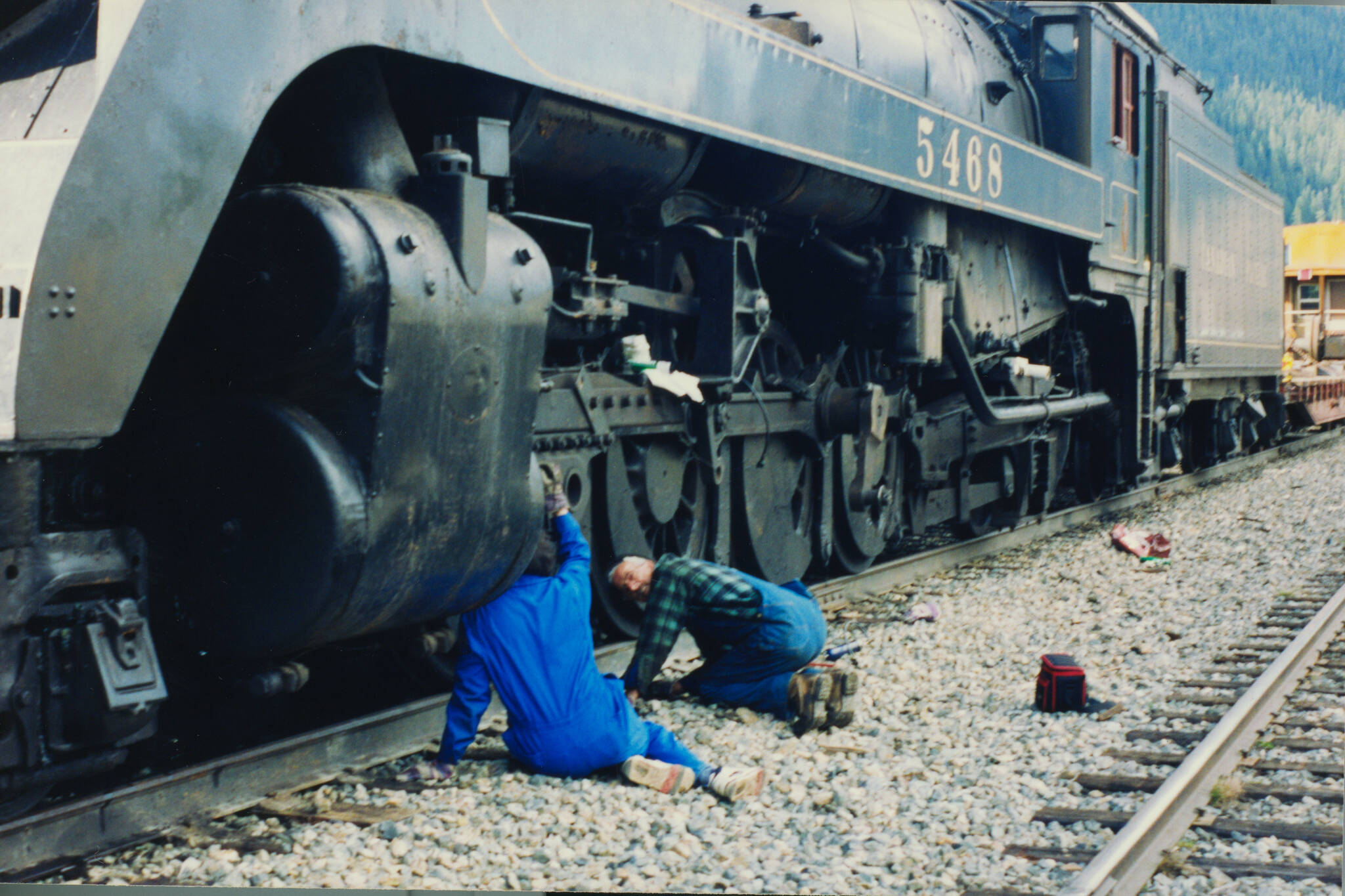 Don Hawker and Ernie Ottewell inspect and grease No. 5468 during a stop. Left to right: Don Hawker, Ernie Ottewell. (Revelstoke Railway Museum Collection)