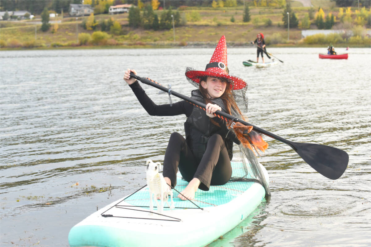34081561_web1_231005-WLT-Witches-Paddle_15