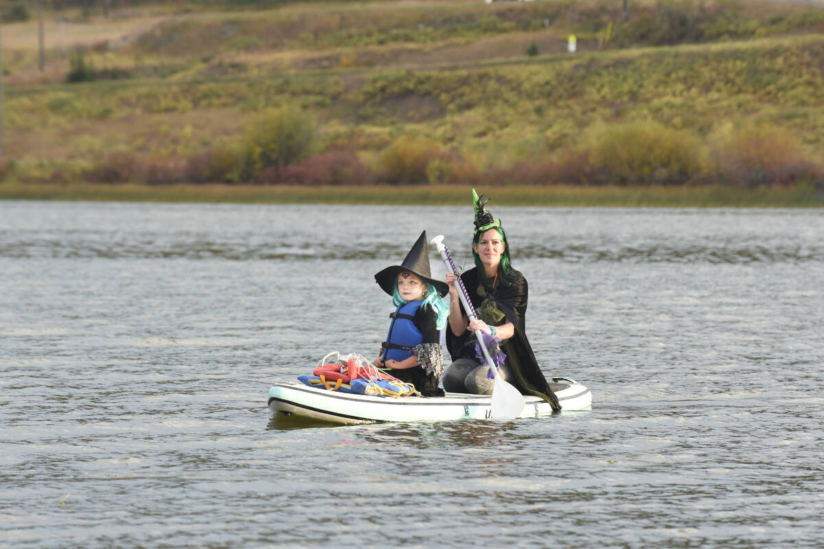 34081561_web1_231005-WLT-Witches-Paddle_18