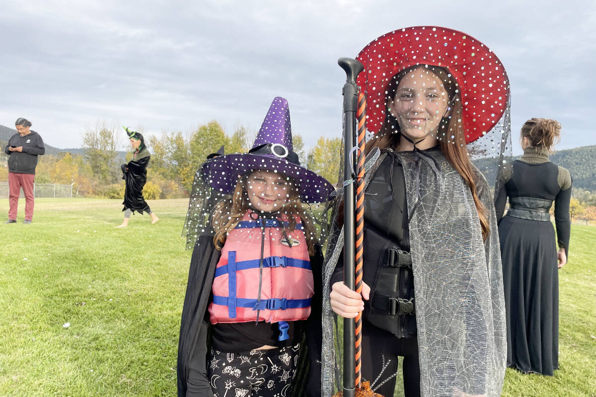34081561_web1_231005-WLT-Witches-Paddle_19