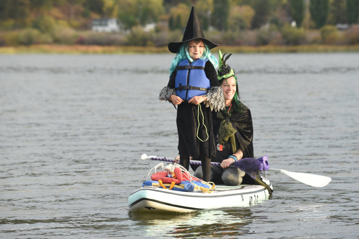 34081561_web1_231005-WLT-Witches-Paddle_20