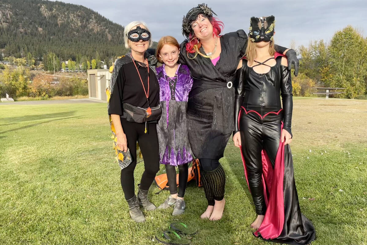 34081561_web1_231005-WLT-Witches-Paddle_23