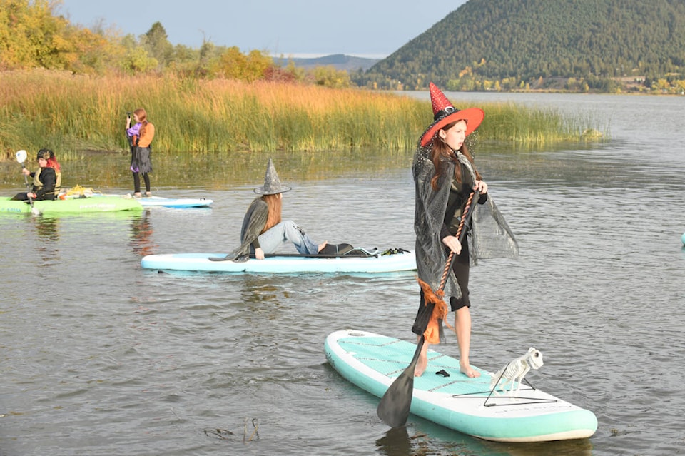 34081561_web1_231005-WLT-Witches-Paddle_3