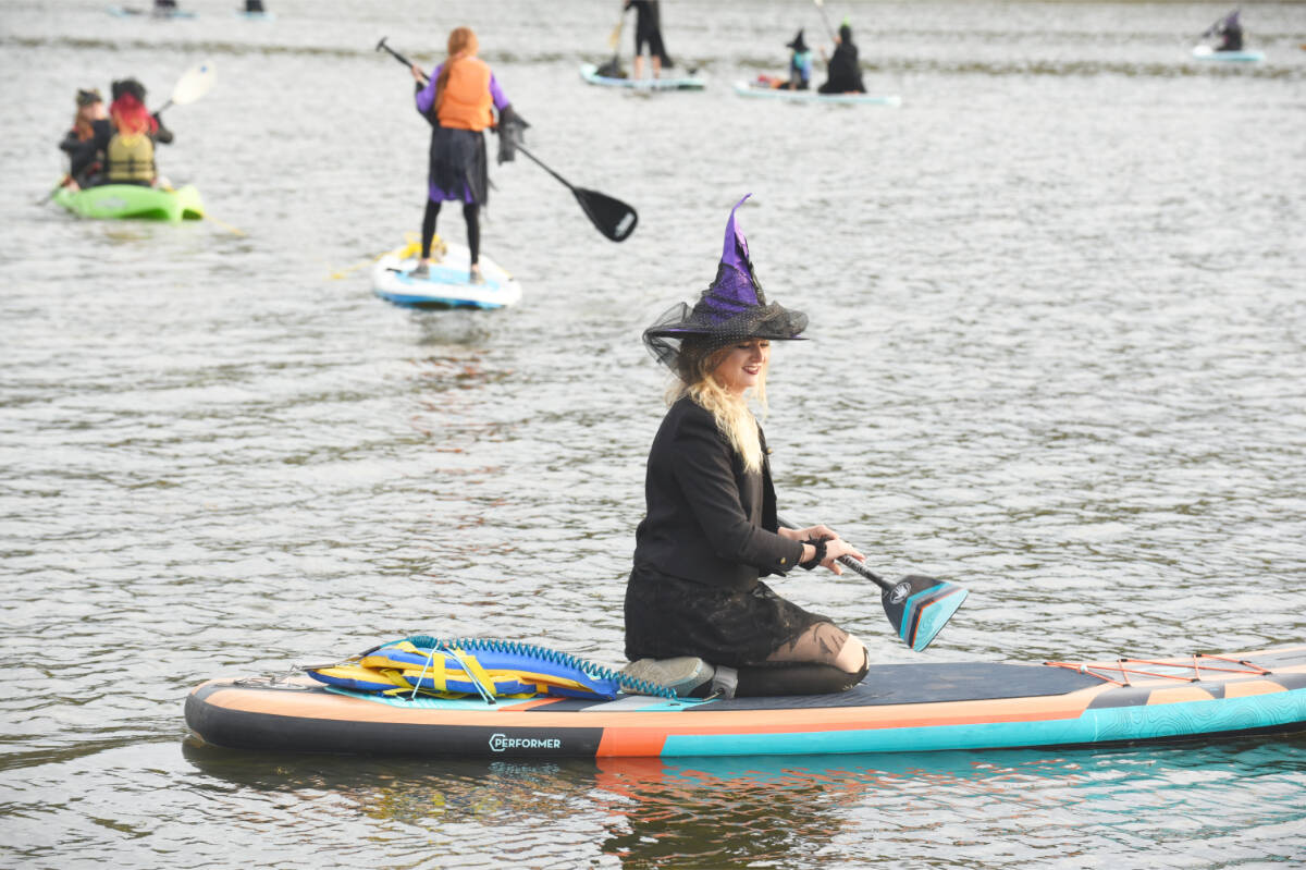 34081561_web1_231005-WLT-Witches-Paddle_4