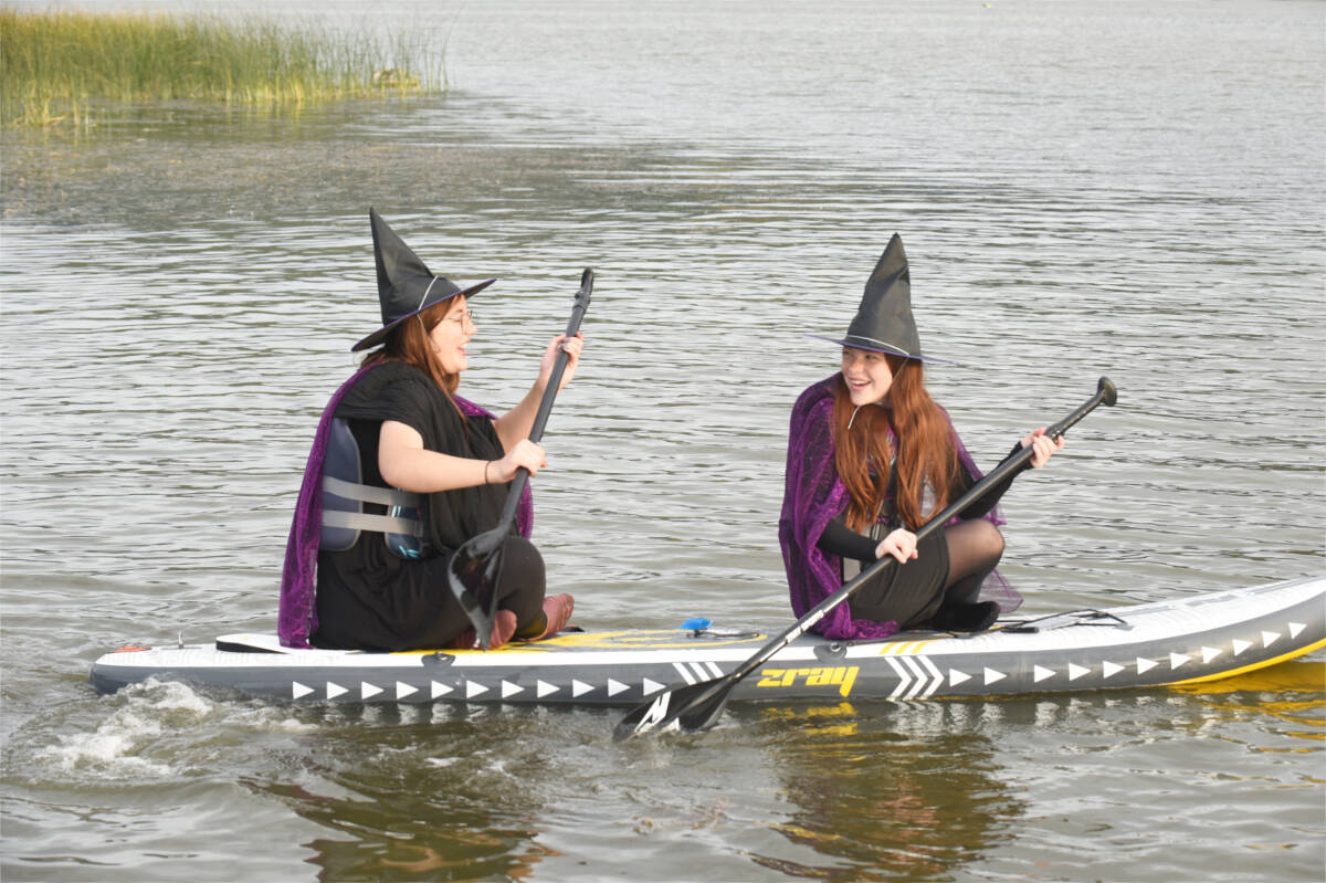 34081561_web1_231005-WLT-Witches-Paddle_6
