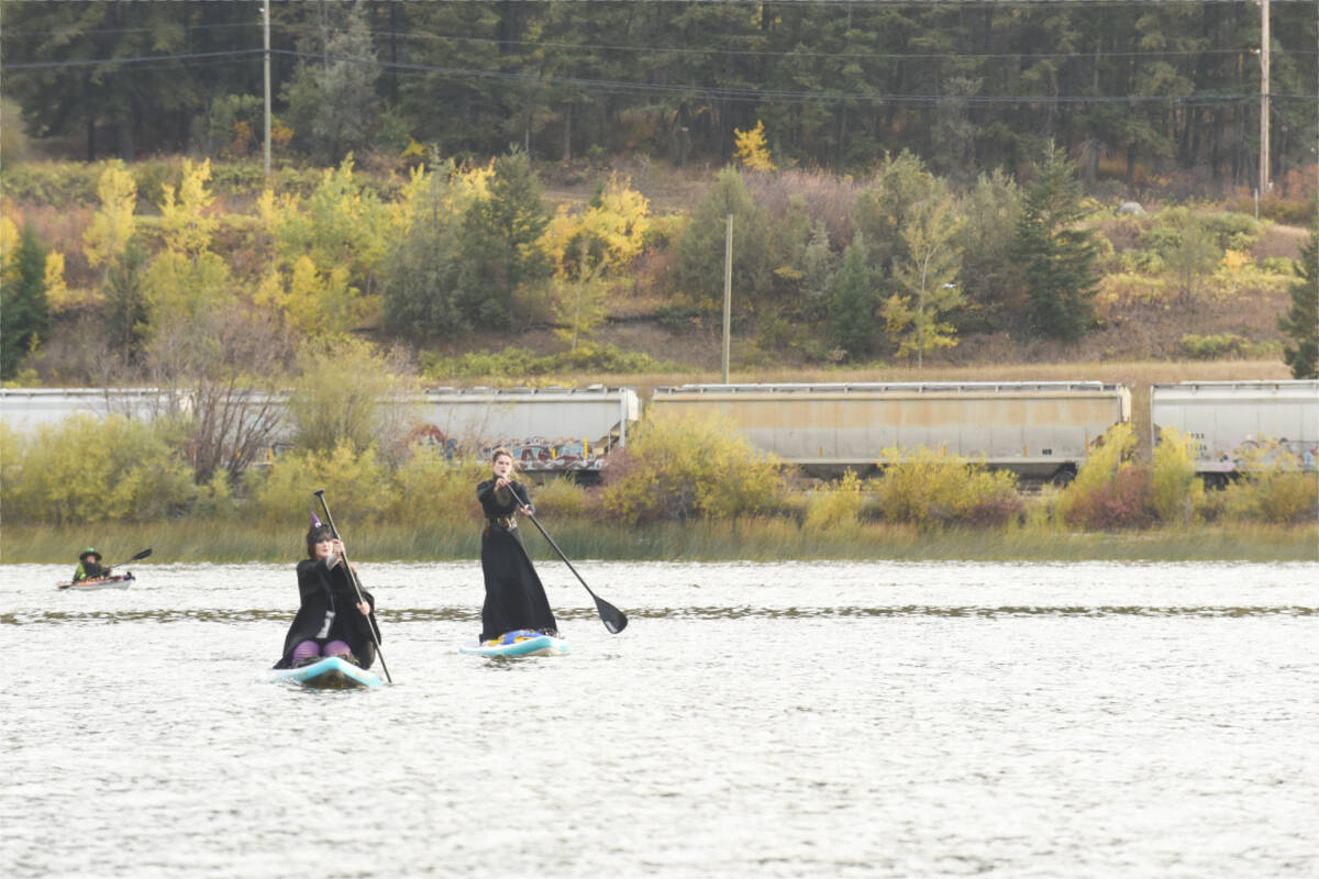 34081561_web1_231005-WLT-Witches-Paddle_8