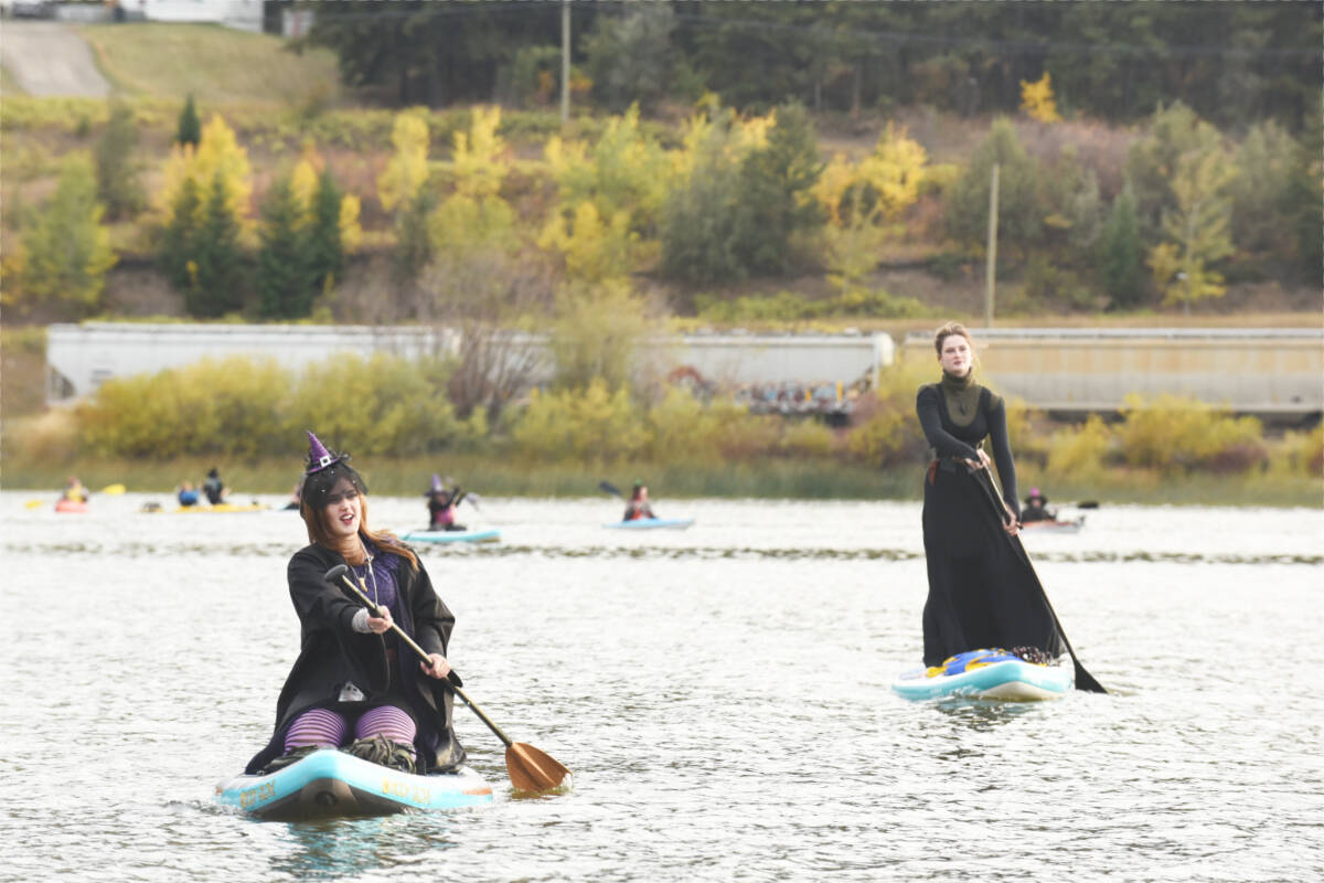 34081561_web1_231005-WLT-Witches-Paddle_9