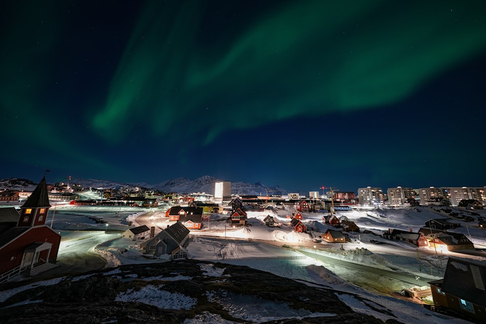 4096px-nuuk_greenland_skyline_at_night_under_the_northern_lights_quintin_soloviev