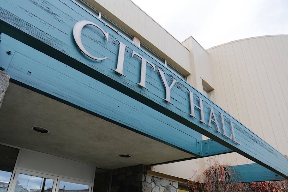 8828632_web1_171010-YKN-M-city-hall-file