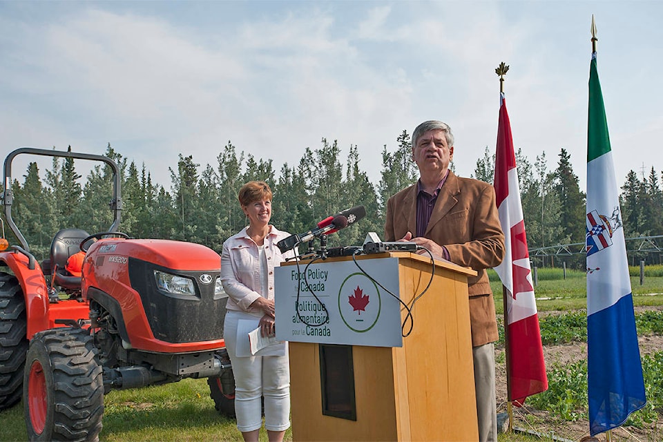 17610042_web1_190708_YKN_bagnell-farming-presser_012wb