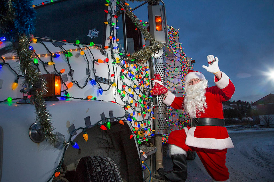 19092889_web1_211218_Garbage-Truck-Santa_081wb