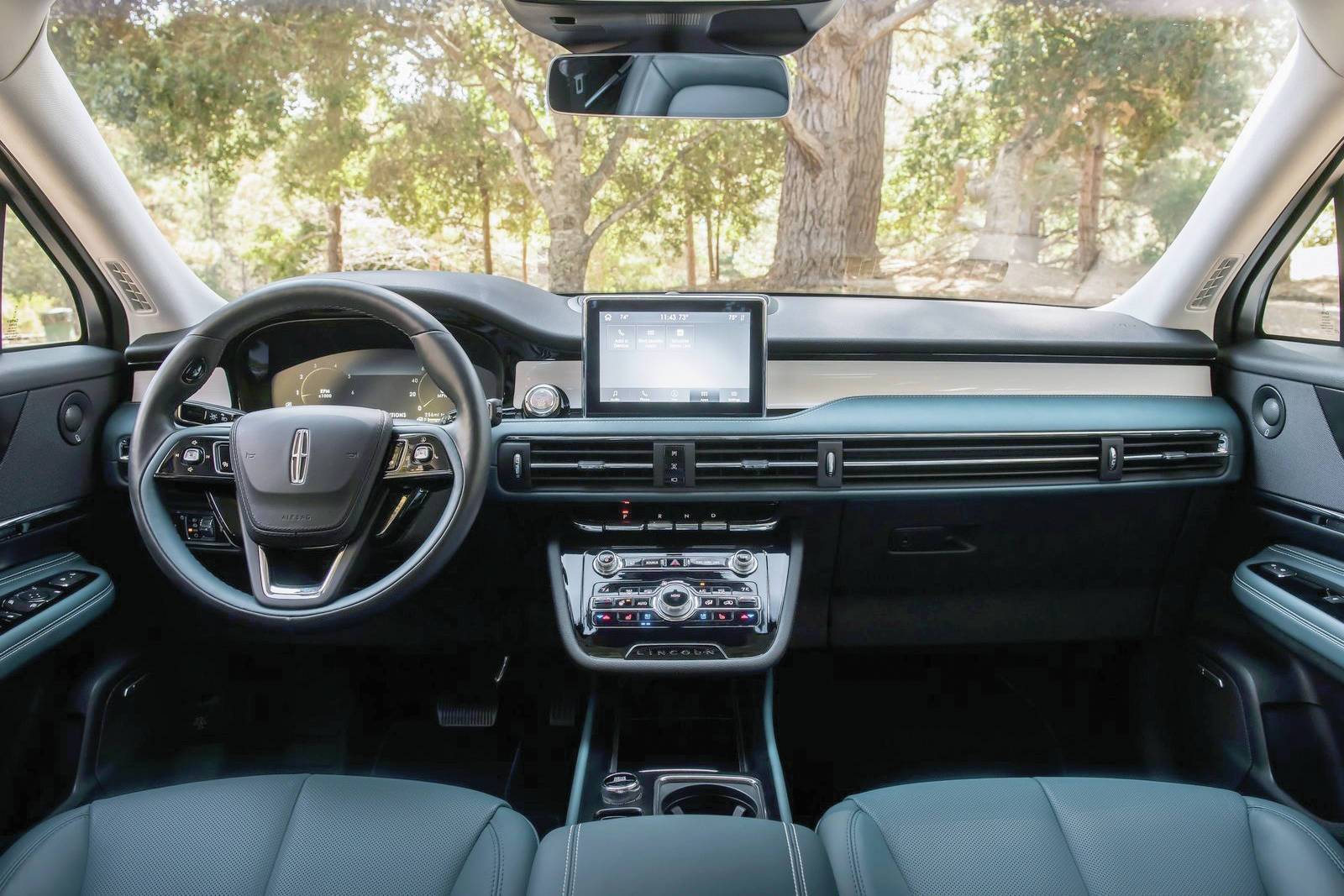 Compared with the MKC, the Corsairs dashboard is less cluttered and theres more shoulder room because of a more than 7.5-centimetre increase in width.
